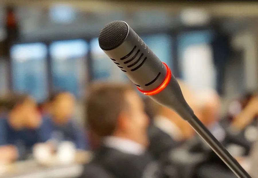 Mikrofon mit rotem Leuchtring bei einer Konferenz oder Veranstaltung