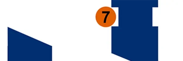 Haus 7 mit orangefarbener Nummer 7 auf weiß-blauem Hintergrund