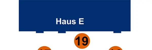 Gebäudebeschilderung Haus E mit der Nummer 19