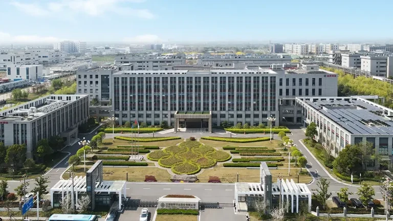 Gebäude der kombinierten Pharmaindustrie mit moderner Architektur und gepflegtem Vorgarten