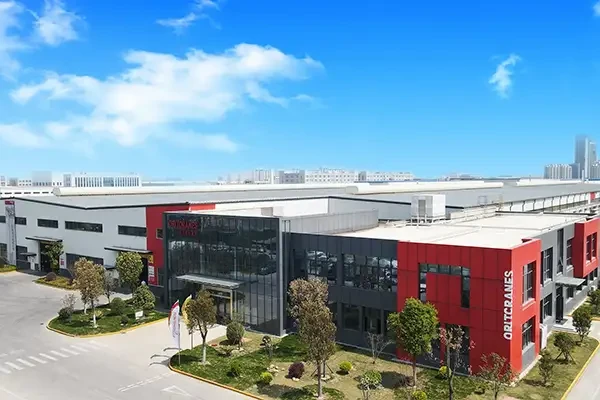 Wirtschaft und Industrie – Moderne Unternehmensgebäude als Teaserbild Moderne Wirtschaftsgebäude und Industrieanlage bei blauem Himmel als Symbol für Wirtschaft und Industrie