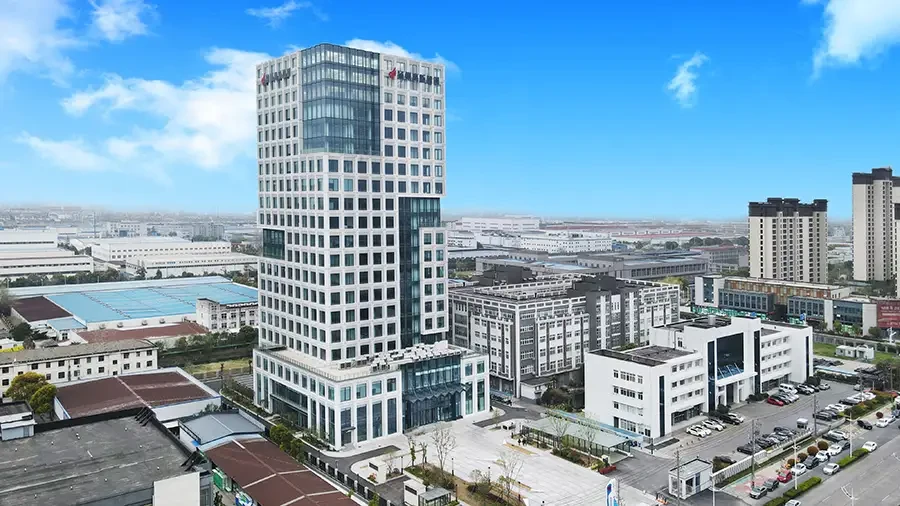 Modernes intelligentes Innovationszentrum in urbaner Umgebung bei blauem Himmel
