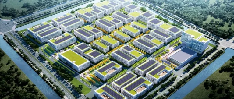 Luftaufnahme des chinesisch-deutschen-europäischen Weltmeister-Zentrums für spezialisierte neue Technologien und Industriepark mit modernen Gebäuden und Solardächern