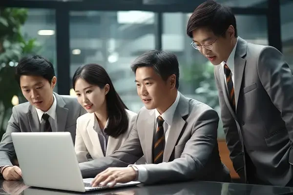Teaser Menschen – Business-Meeting mit Team am Laptop Teaser-Bild von Menschen im Business-Outfit bei einer Besprechung am Laptop