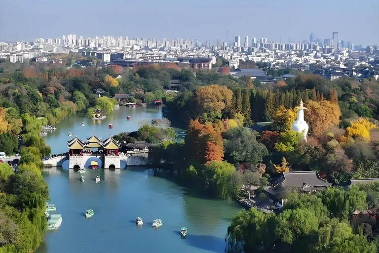 Landschaftsaufnahme mit Fluss, Brücke und Pagode als Header-Bild für Startseite, Tag 2