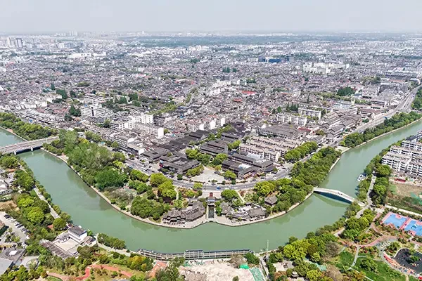 Teaserbild Kontakt: Stadtansicht mit Fluss aus der Vogelperspektive Luftaufnahme einer Stadt mit Fluss als Teaserbild ffcr Kontaktseite