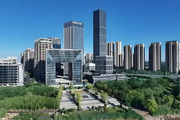 High-Tech Architektur und moderne Wolkenkratzer in der Stadt – teaser-high-tec Moderne High-Tech-Gebäude und Wolkenkratzer in einer urbanen Stadtlandschaft
