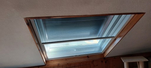 ISS Schiebeelement montiert – Innenansicht am Dachfenster ISS Schiebeelement montiert an Dachfenster – Ansicht von innen