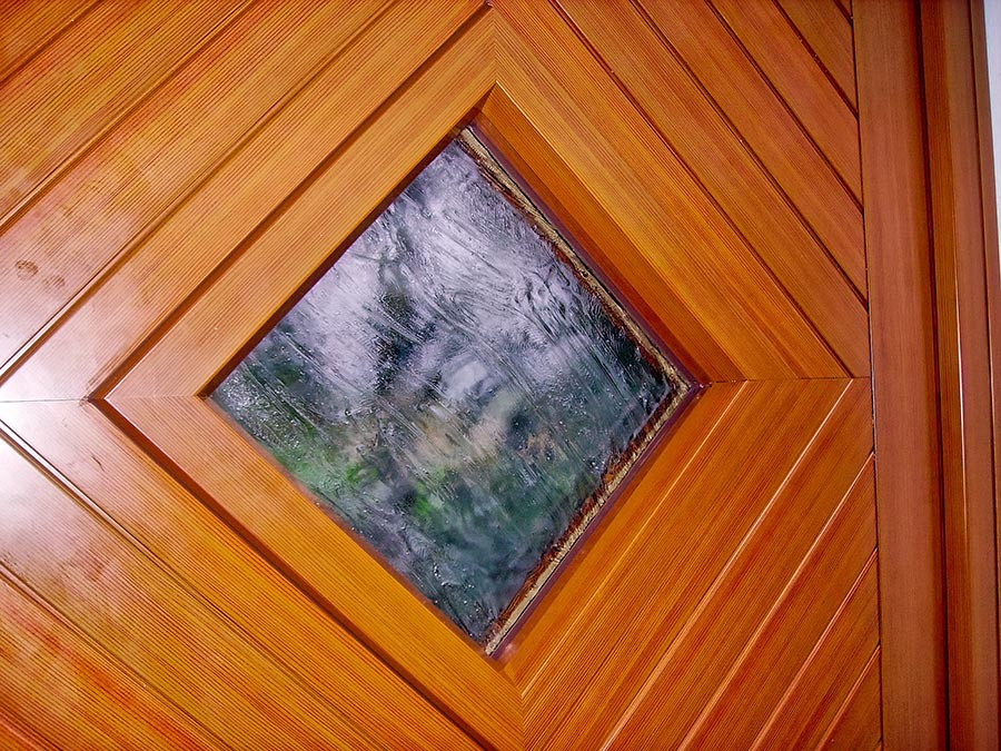Tür Detail mit Holzrahmen und Glasfenster im modernen Design