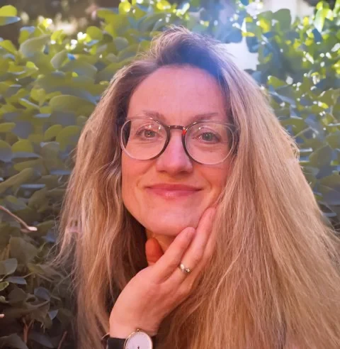 Ina Broermann im Grünen, Porträtaufnahme mit langer blonder Haarpracht
