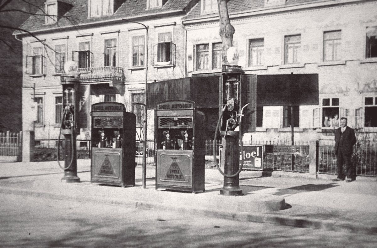 Die Shell-Tankstelle von Arthur Velten in der Schönbornstraße 27 in Bruchsal, zwei Zapfsäulen am Gehweg