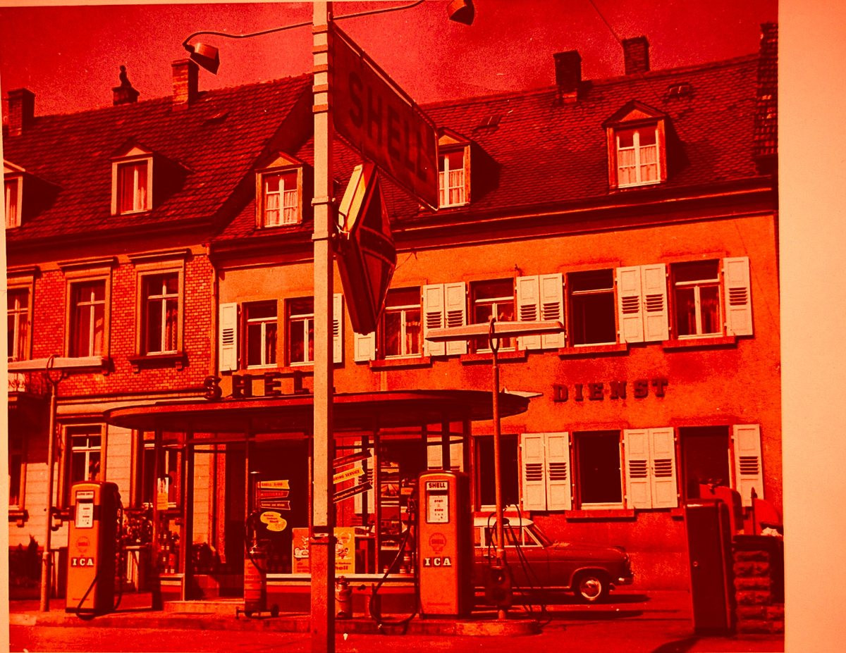 Die Shell-Dienst-Station mit Verkaufsraum und ICA-Zapsäulen, davor eine Borgward Isabella