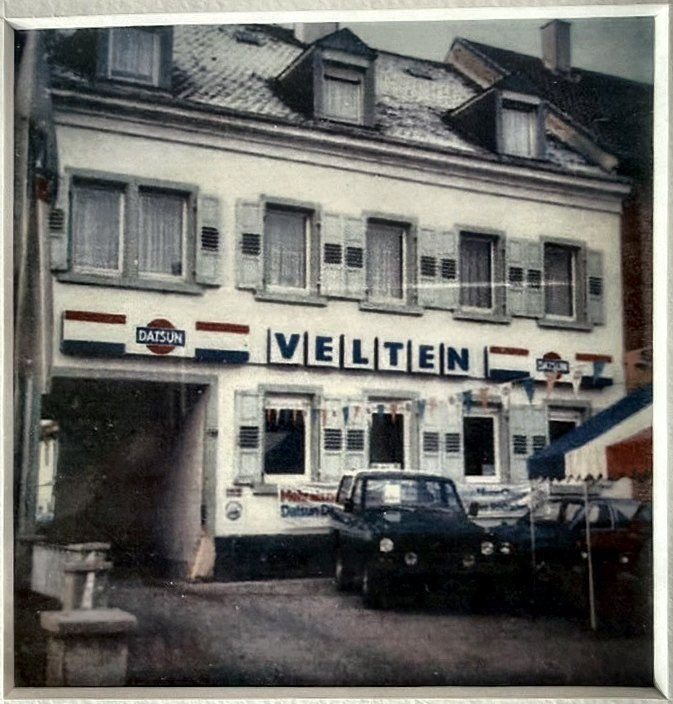 Das Betriebsgebäude in der Schönbornstraße mit Datsun-Beschilderung