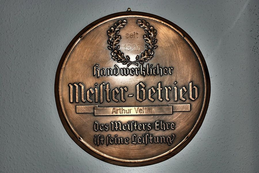 Bronzeplakette handwerklicher Meister-Betrieb Arthur Velten, seit 1925