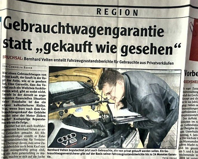 Zeitungsbericht 2003: Gebrauchtwagengarantie statt gekauft wie gesehen, Bernhard Velten beim Begutachten