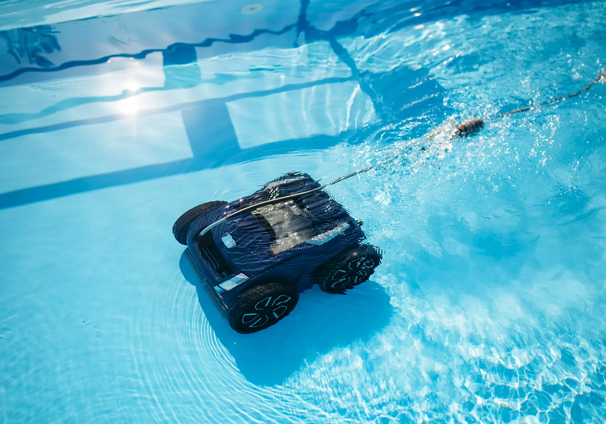 Moderne Technik: Poolroboter reinigt Schwimmbecken unter Wasser