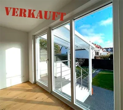 Verkaufte Immobilie am Frenssenufer mit großem Fenster und Blick in den Garten