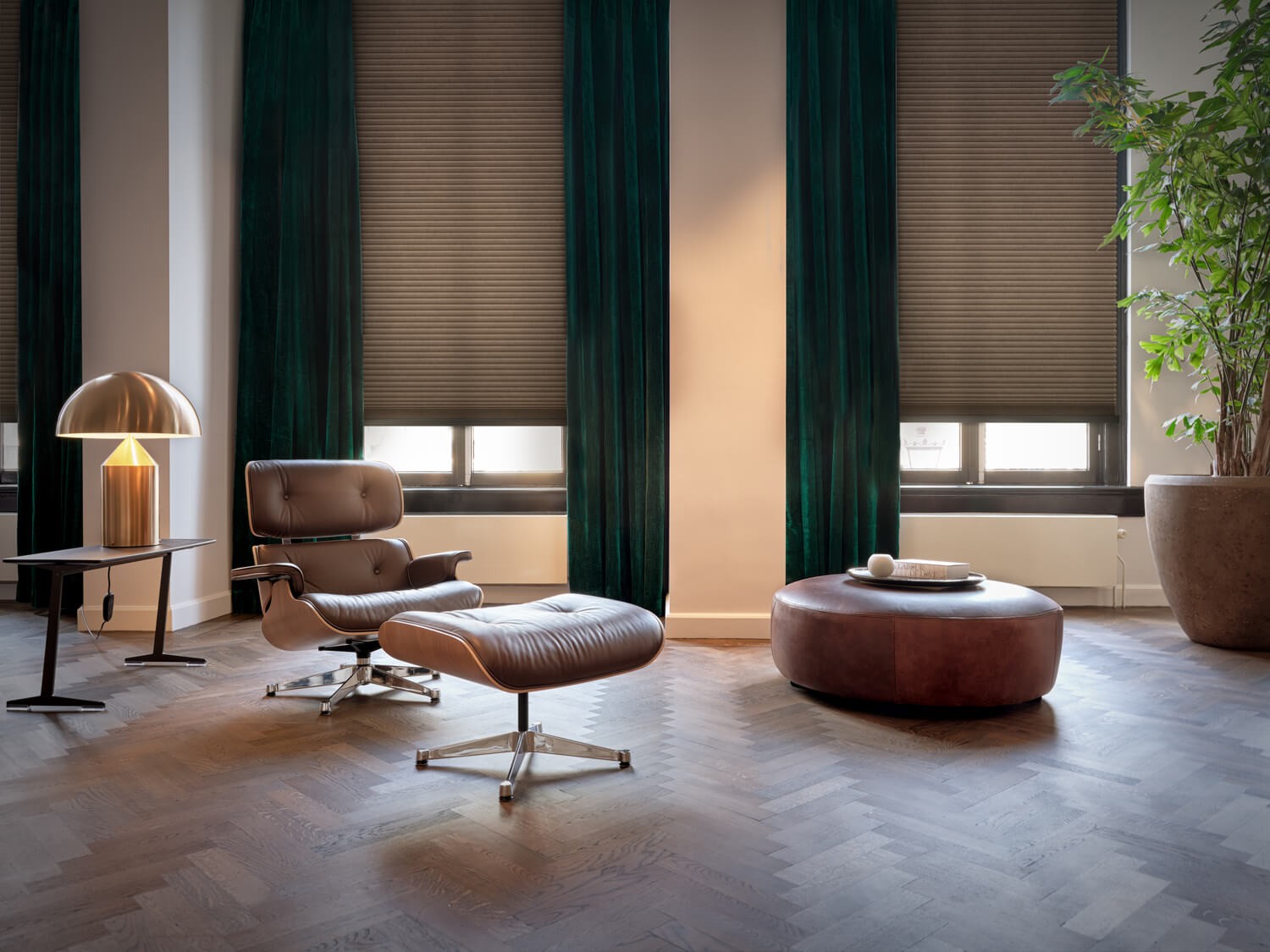 Eleganter Lounge-Sessel mit Hocker in modernem Wohnzimmer