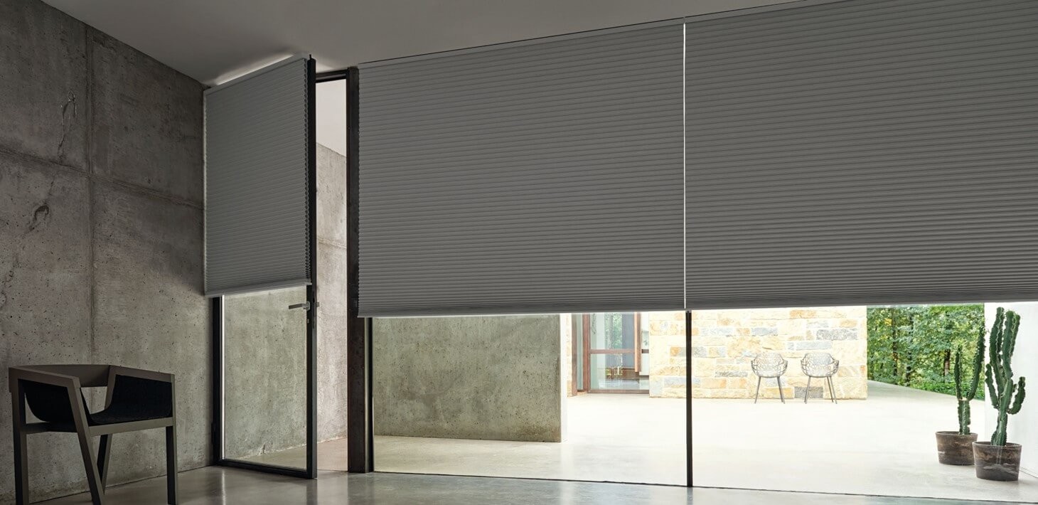 Moderne graue Schiebewand als Raumtrennung in einem minimalistischen Interieur