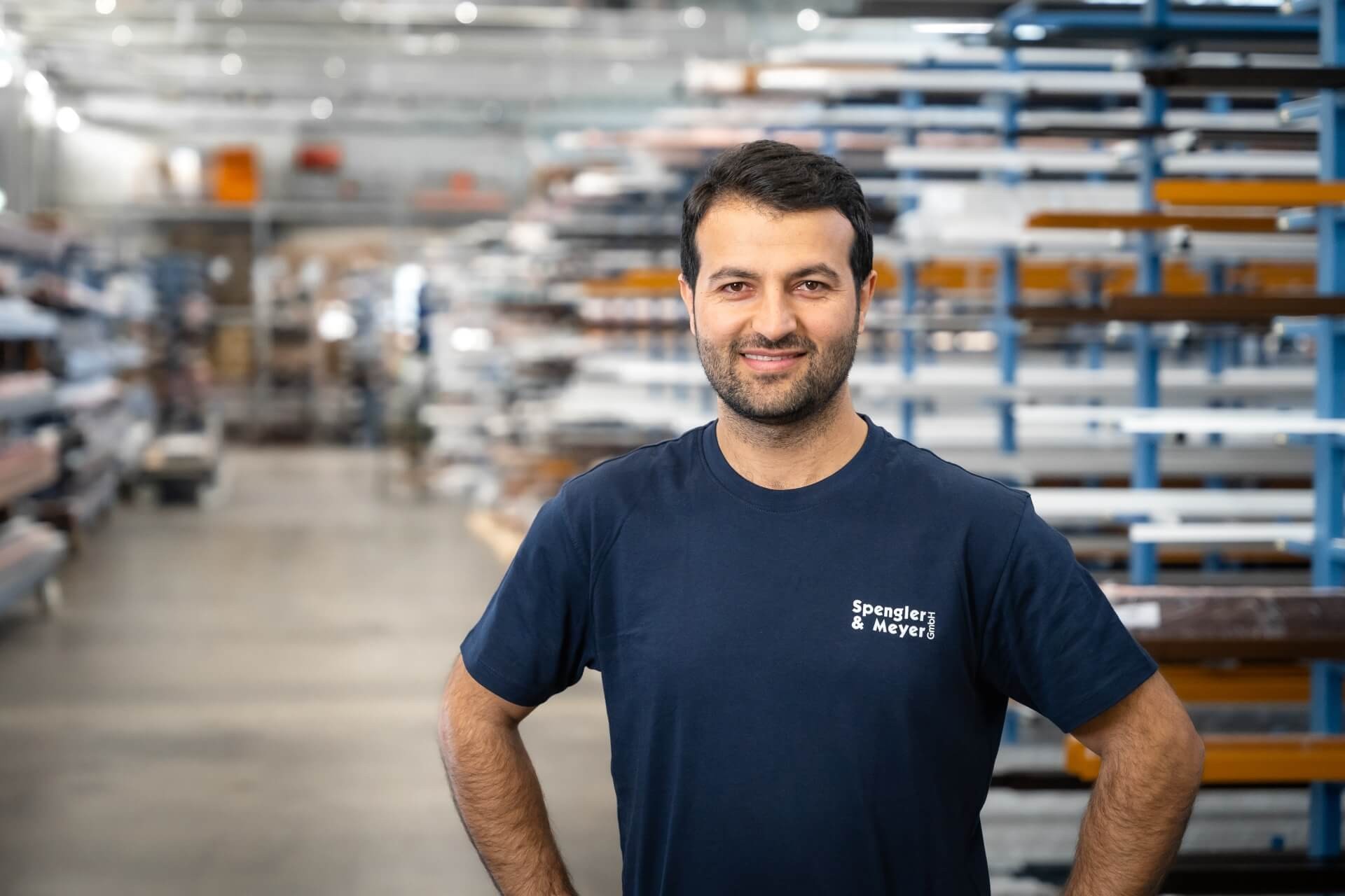 Porträt eines lächelnden Mitarbeiters in einem Logistiklager