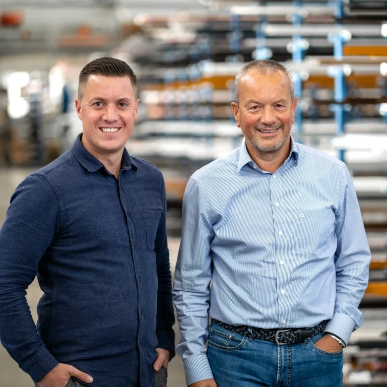 Porträts von zwei Personen bei Muggergittermacher in einer Produktionshalle