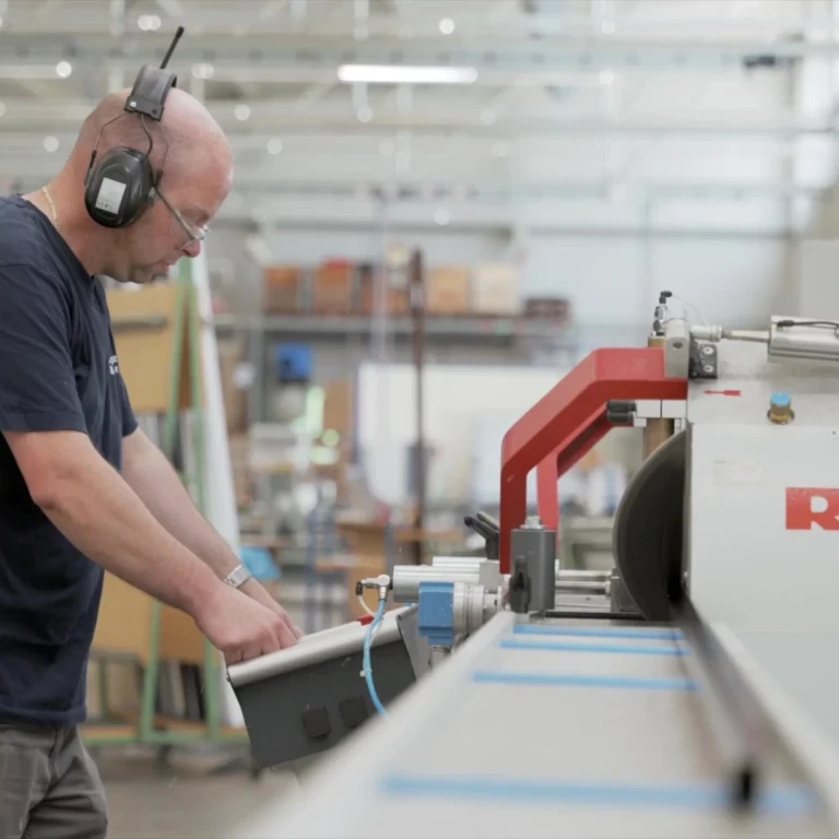 Mitarbeiter in der Fertigung bei MKA arbeitet an einer Maschine in der Produktionshalle