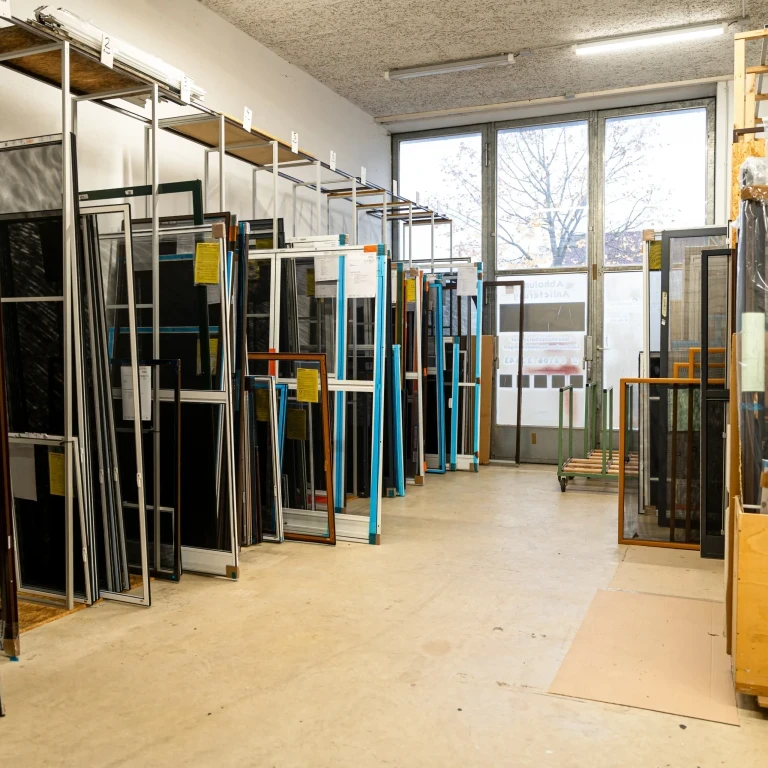 Lagerraum von Muggergittermacher in Baldham mit verschiedenen Insektenschutzrahmen und Gitterelementen