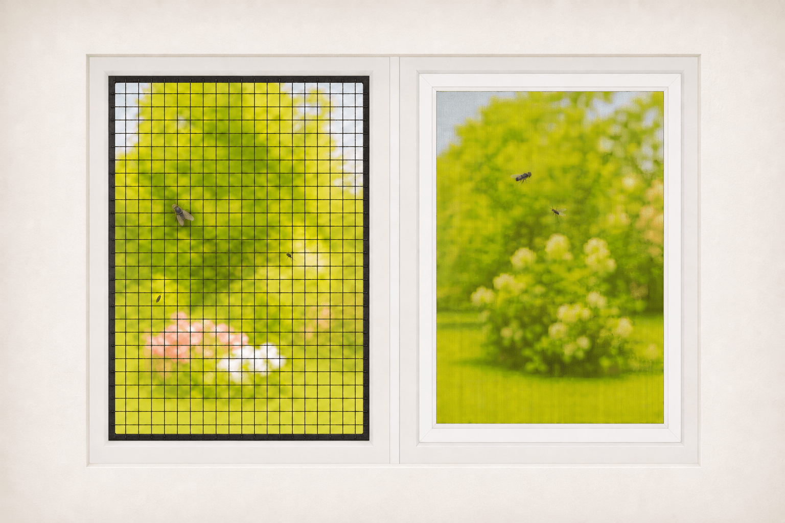 Vergleich von Fliegengittern am Fenster: links grobes Gewebe, rechts Premiumgewebe mit feiner Struktur