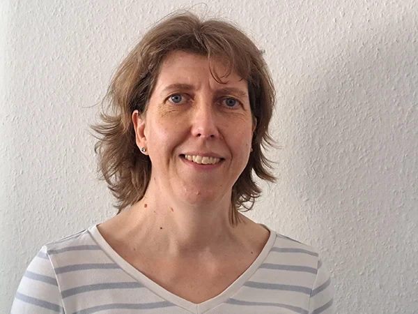 Portrait von Dr. med. Susanne Guhr vor weißer Wand