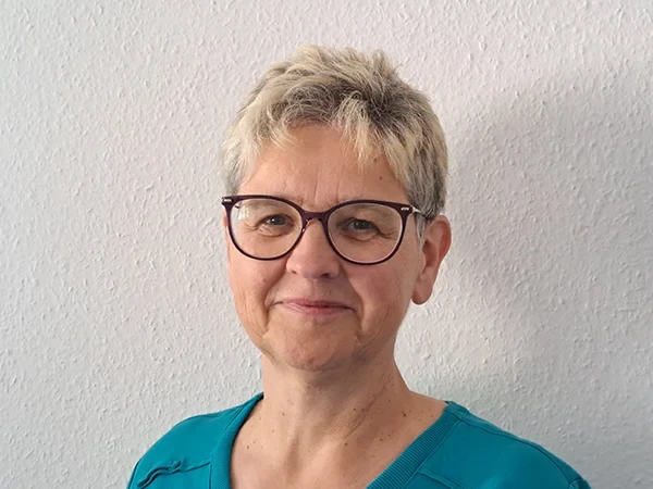 Porträt von Ines Jahns vor einer weißen Wand