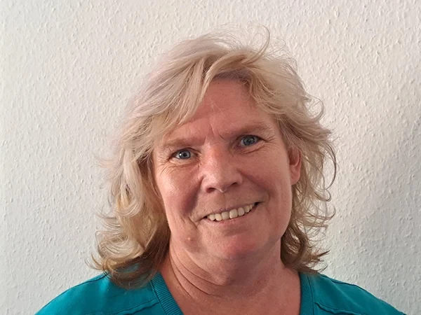 Porträtfoto von Doreen Kerber vor heller Wand