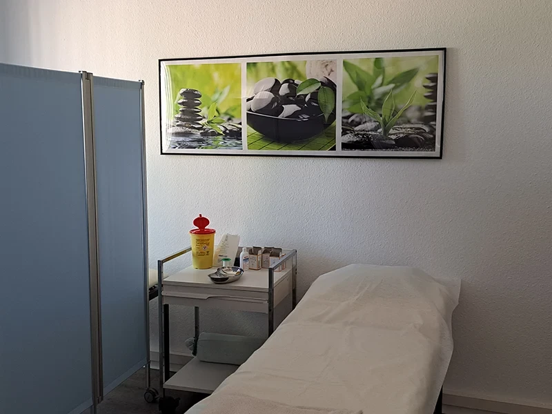 Moderner Akupunktur-Raum mit Behandlungsliege und medizinischem Equipment