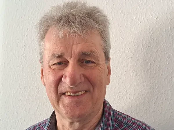 Porträt von Bernd Rittner vor heller Wand