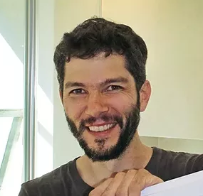 Andreas Oberrauch in einer Glaserei, Porträtaufnahme