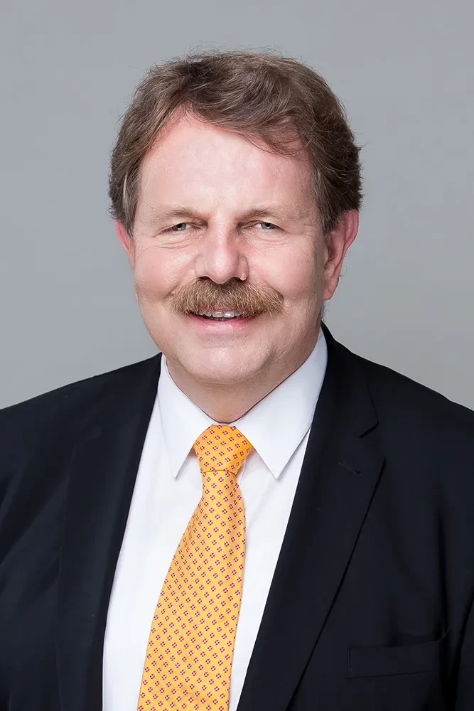 Porträt von Michael Ebeling im Anzug mit gelber Krawatte