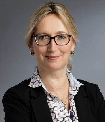 Portrait von Cordula Ebeling vor grauem Hintergrund