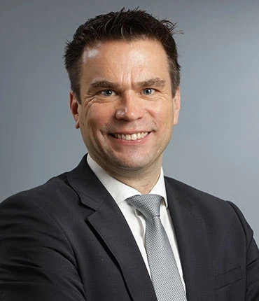 Holger Henschel im Porträt, Business-Outfit, professionelles Foto