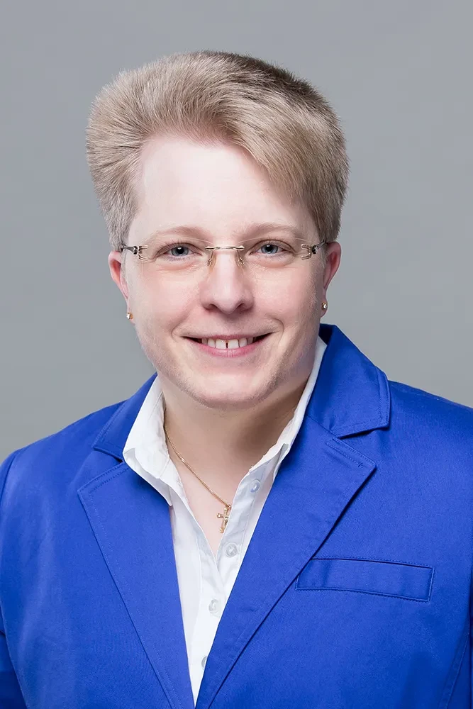 Portrait von Silke Meyer mit blauem Blazer und Brille