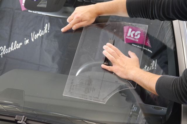 Autoglas Austausch und Reparatur an einer Autoscheibe durch einen Fachmann