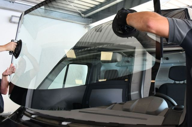 Autoglas-Austausch: Austausch einer Windschutzscheibe an einem Fahrzeug