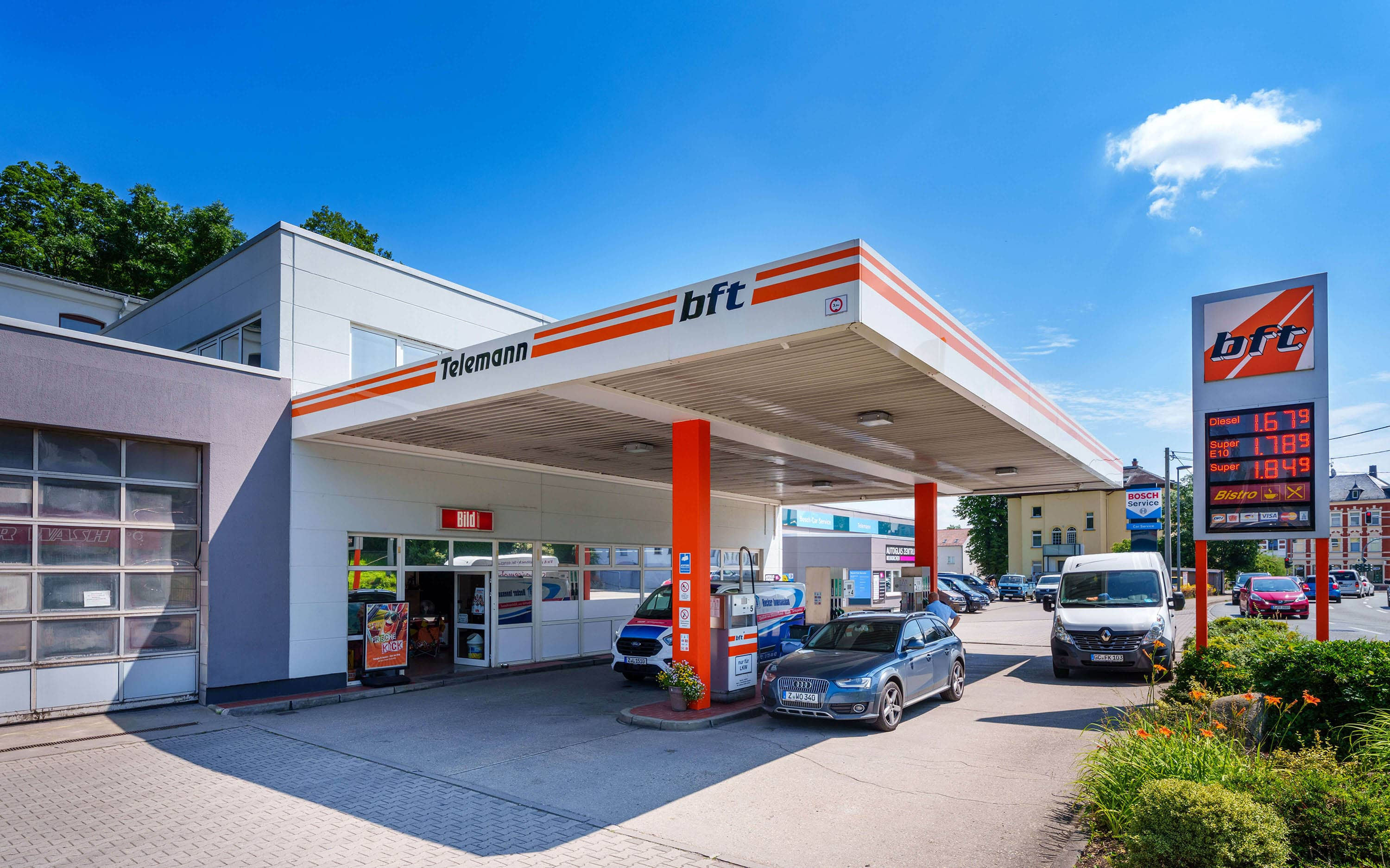 bft Tankstelle Telemann mit Autos an den Zapfsäulen bei sonnigem Wetter