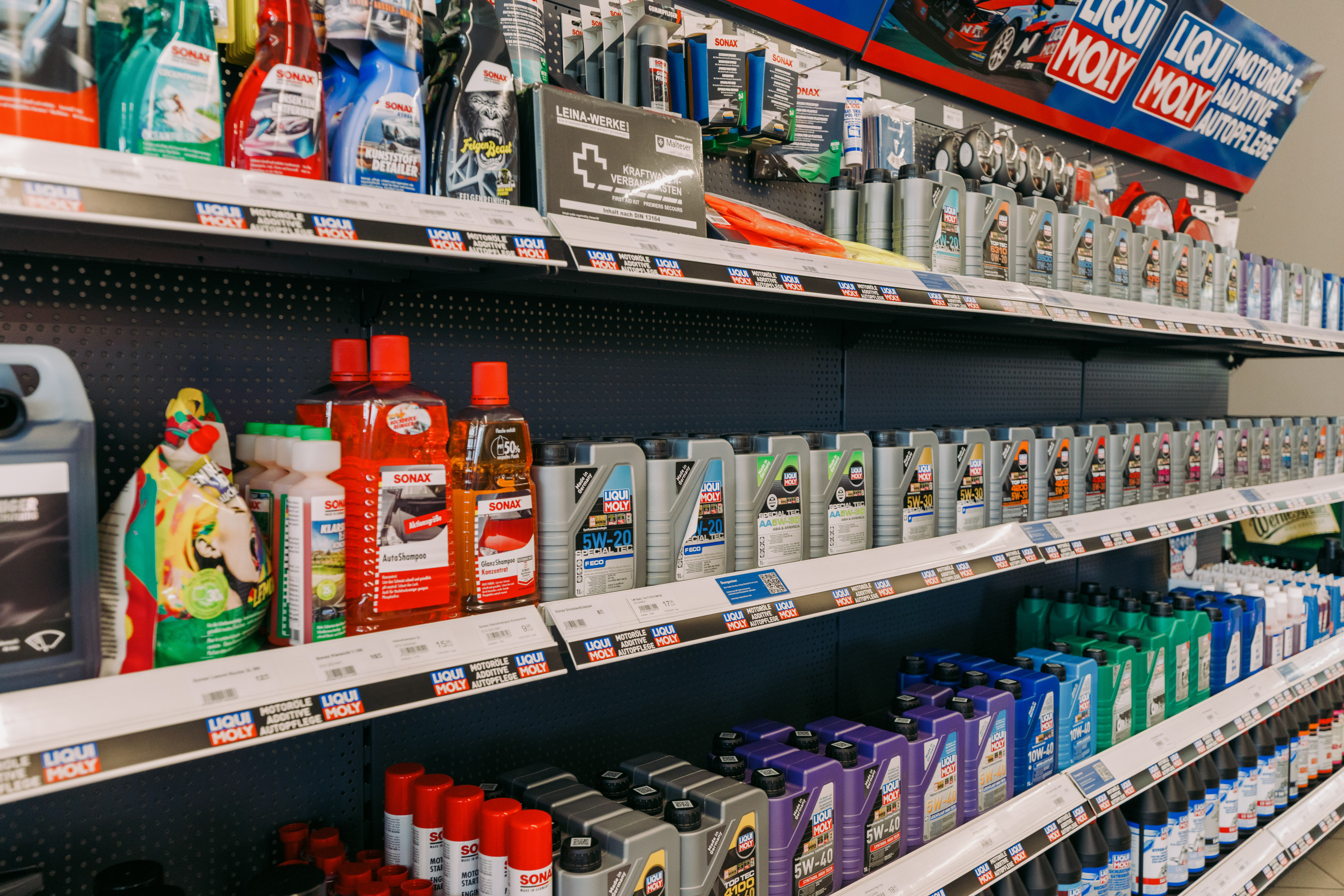 Regal mit SONAX Autopflegeprodukten und LIQUI MOLY Motorölen im Fachhandel