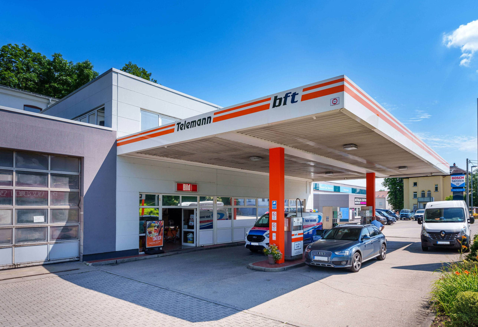 bft Tankstelle Telemann mit Autos an den Zapfsäulen bei sonnigem Wetter