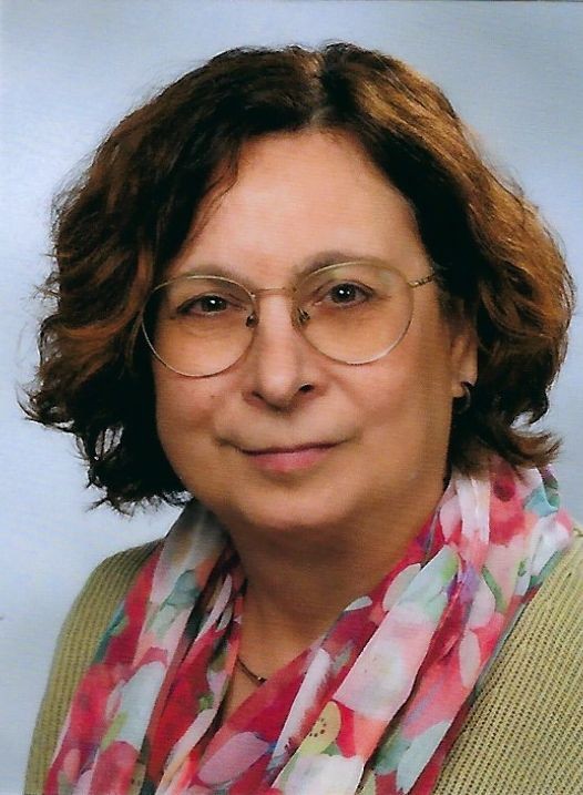 Porträt von Comes Weitzel mit braunen Haaren und buntem Schal