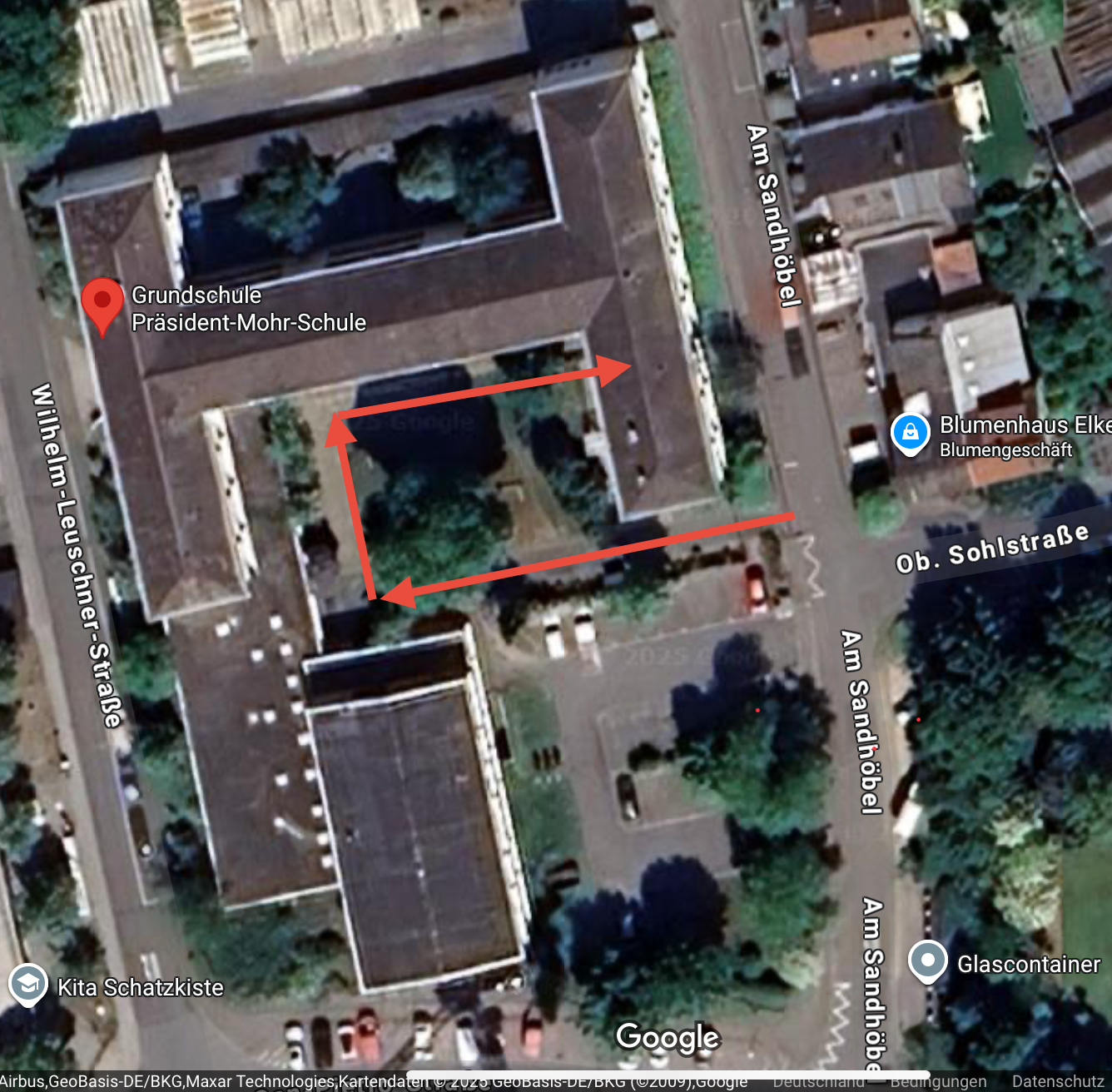 Luftbild der Präsident-Mohr-Schule mit neuem Zugang, markiert mit roten Pfeilen, an der Wilhelm-Leuschner-Straße in Langen
