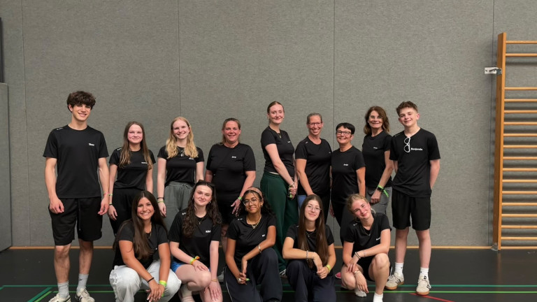 Gruppenfoto Sommercamp 2024 – Teilnehmer und Betreuer in der Turnhalle Gruppenfoto beim Sommercamp 2024 in der Turnhalle mit Teilnehmern und Betreuern