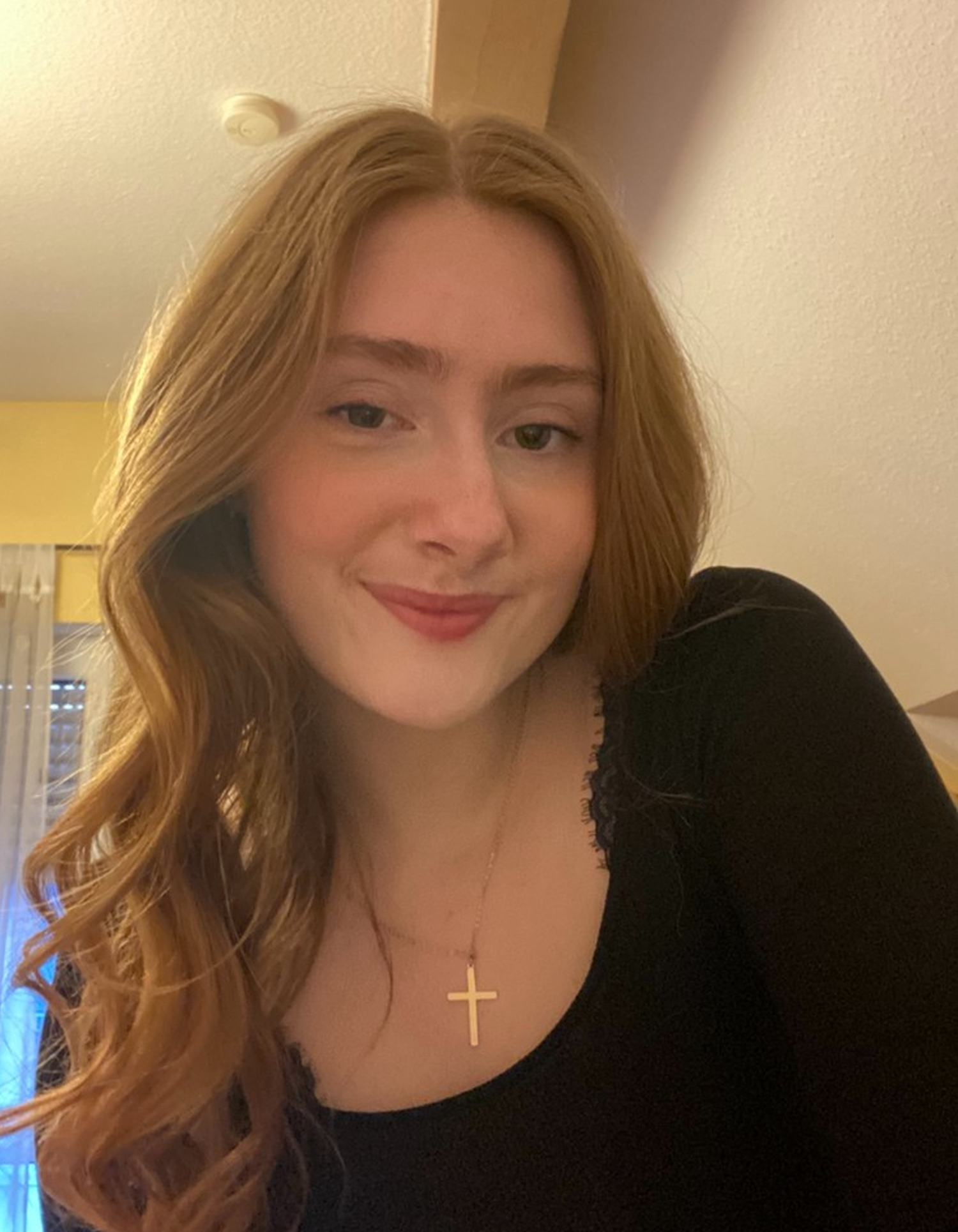 Porträt von Hannah Kehrer mit rotem Haar und Kreuzkette