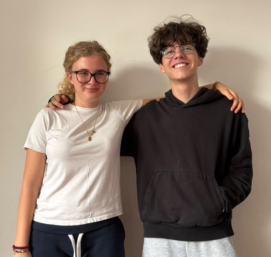 Tayler und Amelie stehen zusammen und lächeln in die Kamera