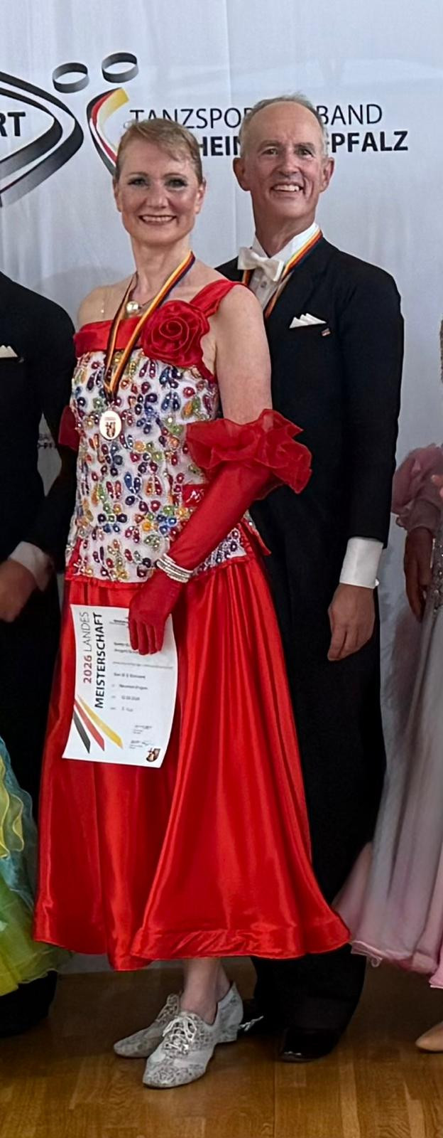 Tänzerin mit Urkunde und Medaille bei der 2026 Landesmeisterschaft im festlichen Kleid
