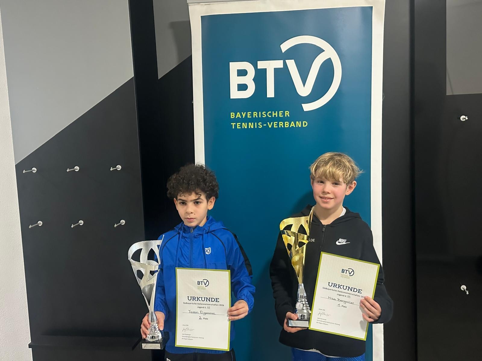 Yassin bei der Siegerehrung des BTV Winterturniers 2025/2026 mit Urkunde und Pokal